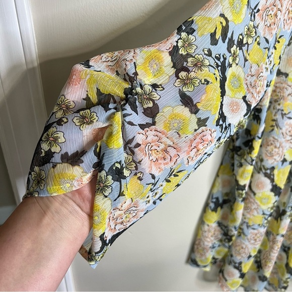 Torrid Sheer Floral Chiffon Pintuck Blouse size 2 - Picture 4 of 8